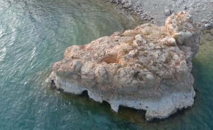 Van Gölü’nde suların çekilmesiyle kaya mezar ve odalar gün yüzüne çıktı