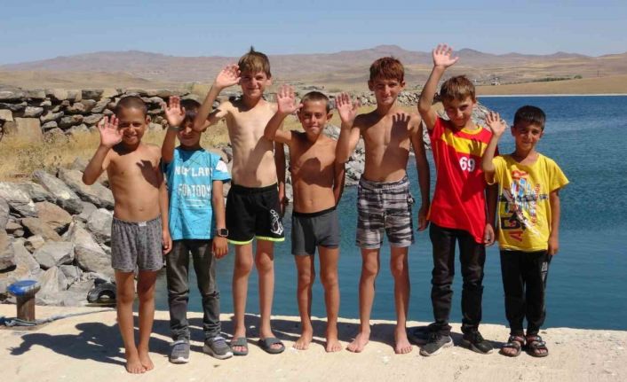 Van Gölü’nde yüzen çocukların saçları sarardı