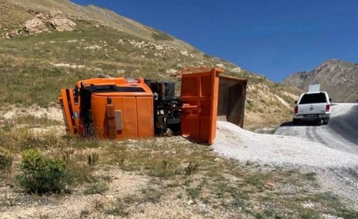 Van’da mucur yüklü kamyon devrildi: 1 yaralı
