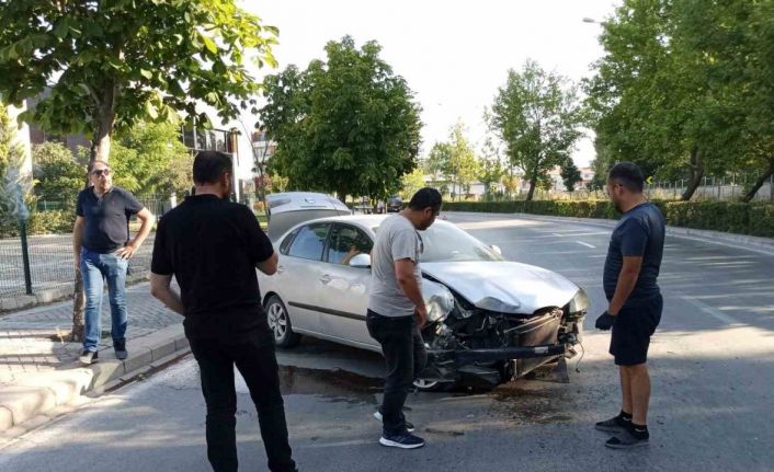 Virajı alamayan araç ağaca çarptı