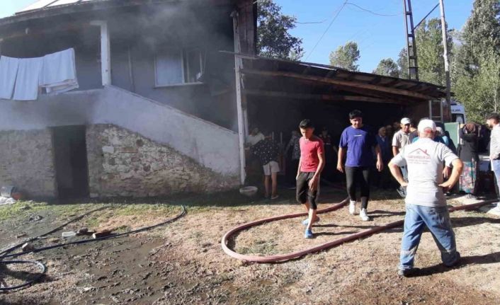 Yangınında köylüler seferber oldu, 3 kişi evden kurtarıldı
