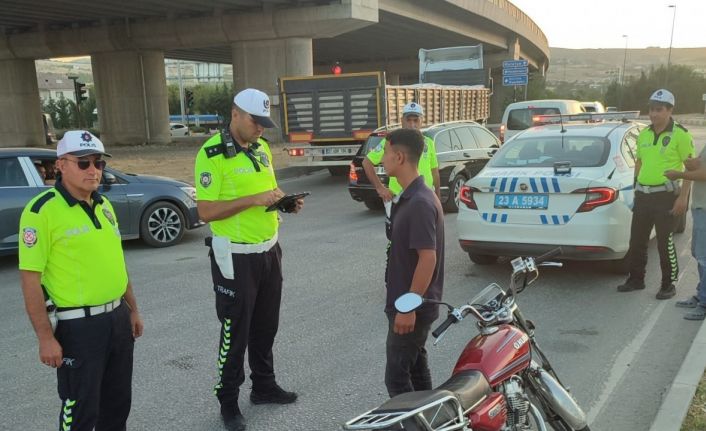 Yatarak motosiklet süren sürücüye ceza