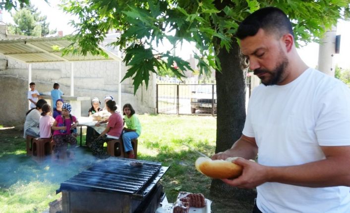 Yaz Kur’an Kursu öğrencilerine mangalda köfte