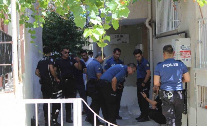 Yüksek lisans öğrencisi evinde ölü bulundu