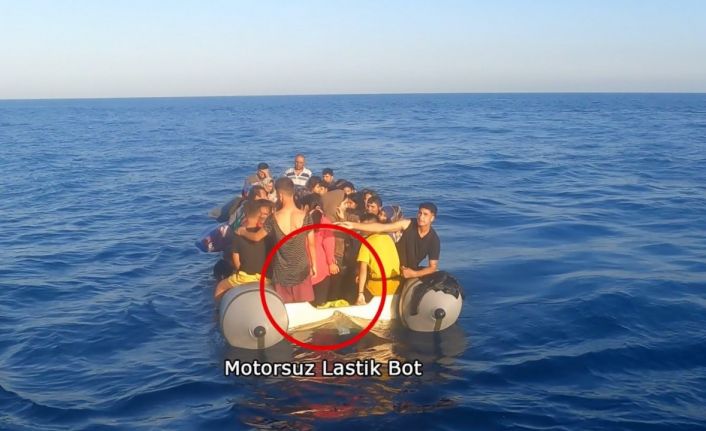 Yunan unsurları motorunu söktükleri lastik bottaki göçmenleri ölüme terk etti