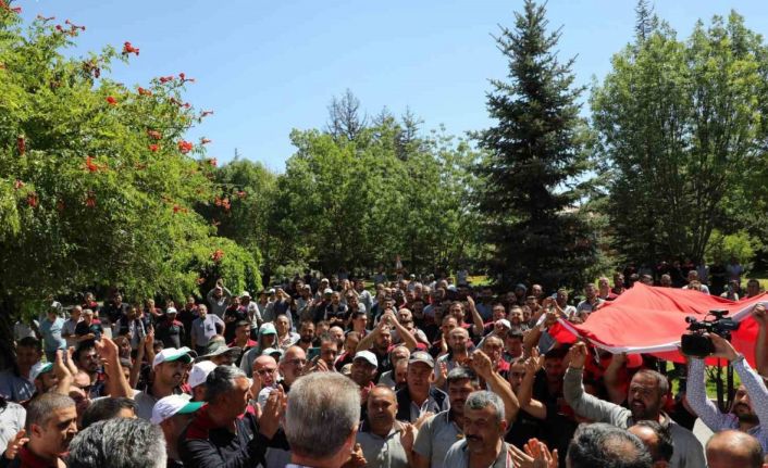 Yüzde 107 zam alan işçiler Başkan Akay’ı bağrına bastı