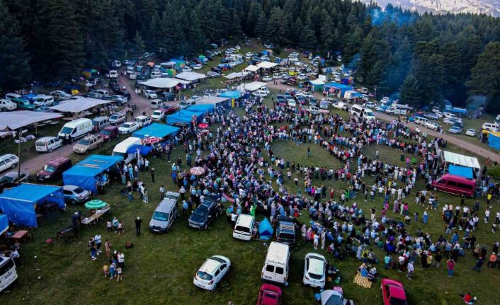 Yüzlerce insanın katıldığı Gevrek Festivalinde horonun muhteşem uyumu havadan görüntülendi