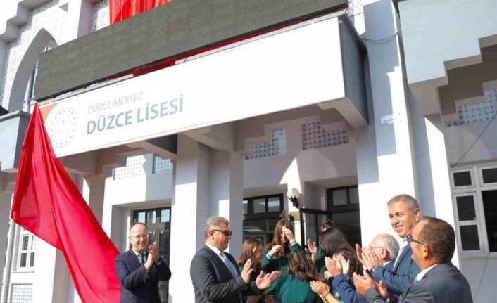 15 Temmuz Lisesi’nin ismi Düzce Lisesi oldu, valilik tepkilere açıklama yaptı