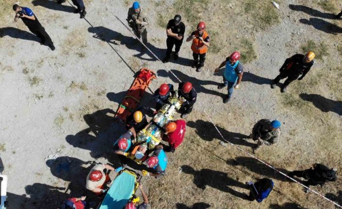 2023 MODEX tatbikatında senaryo gereği deprem sonrası eşyalarını almak için girdikleri evde göçük altında kalanlar kurtarıldı