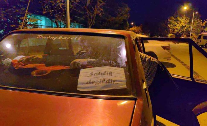 25 yaşındaki aracı satın almak için sıraya girdiler...O ise bakın çareyi nasıl buldu