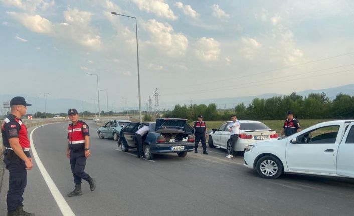 3 otomobilin karıştığı zincirleme kazada 1’i bebek toplamda 2 kişi yaralandı