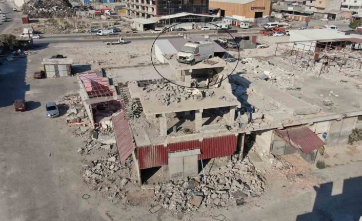 4 katlı binanın tepesine dikkat çekmesi için konulmuştu, bina ağır hasar aldı minibüs yerinden oynamadı