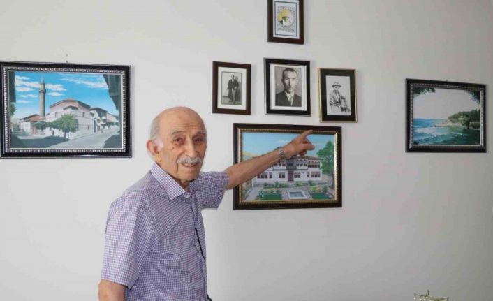 89 yaşındaki resim aşığı 23 yıl boyunca yaptığı resimleri evinde sergiliyor