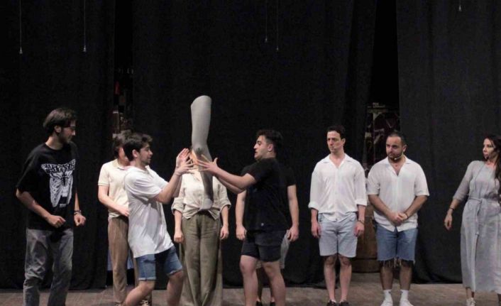 96 yaşındaki Haldun Dormen, her gün tiyatroya gelip provaları yönetiyor