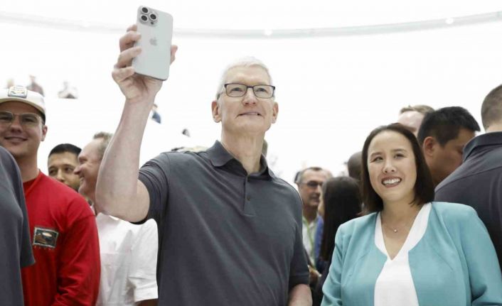ABD merkezli teknoloji firması Apple yeni telefon ve akıllı saat modellerini tanıttı