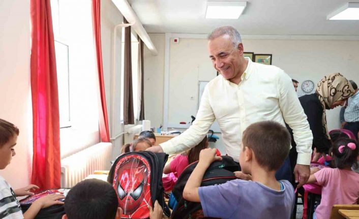 Adıyaman’da 1. sınıfa başlayan 12 bin öğrencinin çanta ve kırtasiye setleri Sultangazi Belediyesi’nden