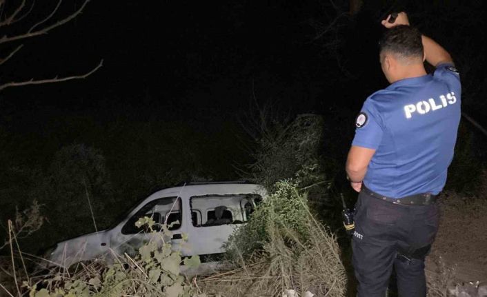 Alkollü sürücü dereye uçtu: 2 yaralı