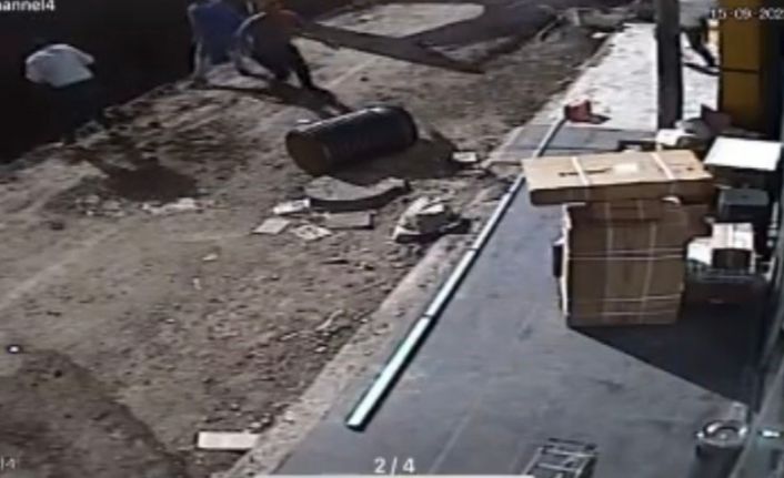 Altyapı çalışmasında işçi toprak altında kaldı: Panik anları kamerada