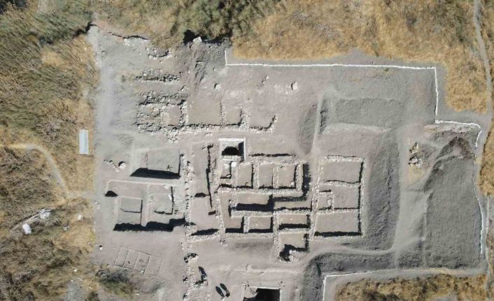 Anadolu’nun tarihine ışık tutan Eskiyapar Höyük’te 3 bin 500 yıllık yapı gün yüzüne çıkıyor