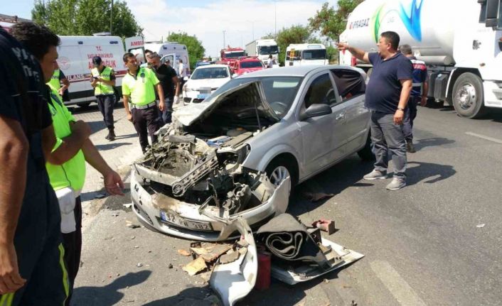 Araç kullanırken düşen cep telefonunu almaya çalıştı, park halindeki tur midibüsüne çarptı