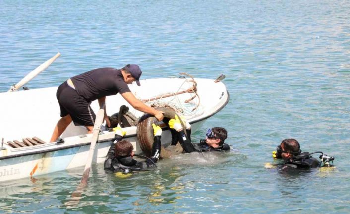 Araç lastiği, sandalye ve torbalarca çöp denizden çıkarıldı