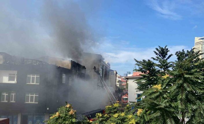 Ataşehir’de 3 binaya sıçrayan yangın kontrol altına alındı