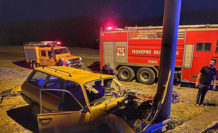 Aydınlatma direğine çarpan otomobil hurdaya döndü: 1 yaralı