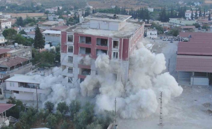 Aylardır korku içerisinde yaşıyordu, 7 katlı binanın yerle bir olmasıyla rahat nefes aldı