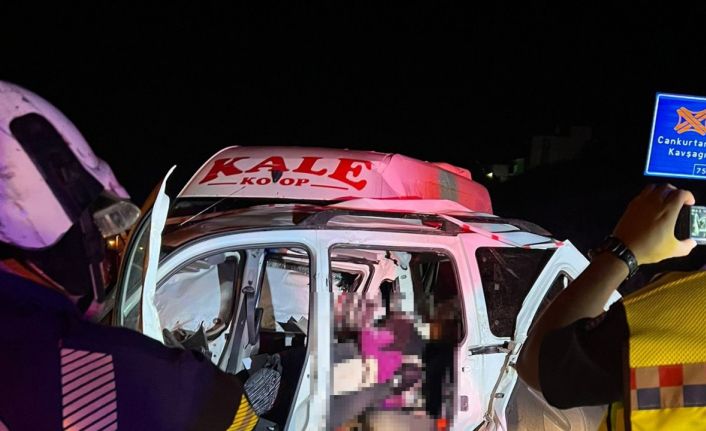 Aynı bölgede peş peşe 5 kaza, 12 araç birbirine girdi: 3 ölü, 50 yaralı