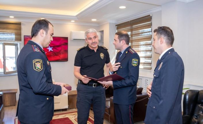 Azerbaycan heyetinden Türk polis memuruna madalya