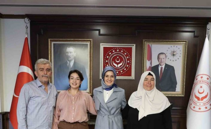 Bakan Göktaş, bilgi yarışmasında 1 milyon lira ödül kazanan Rabia Birsen ile bir araya geldi