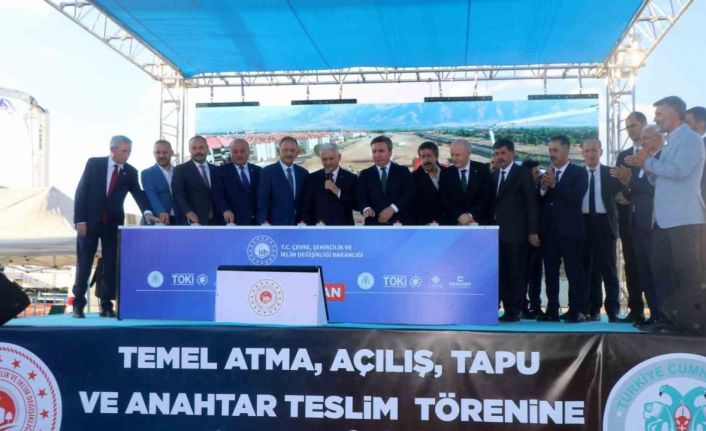 Bakan Özhaseki ve Yıldırım’ın katılımıyla Erzincan’da temel atma, açılış, tapu ve anahtar teslim töreni gerçekleşti