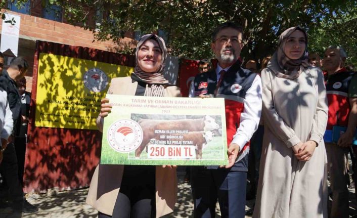 Bakan Yumaklı, devlet desteği ile kendi büyükbaş hayvan tesisini kuran genç girişimciyi ziyaret etti