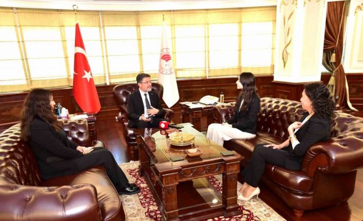 Bakan Yumaklı, İsveç’te su ödülü alan Ayşe Pelin Dedeler ile bir araya geldi