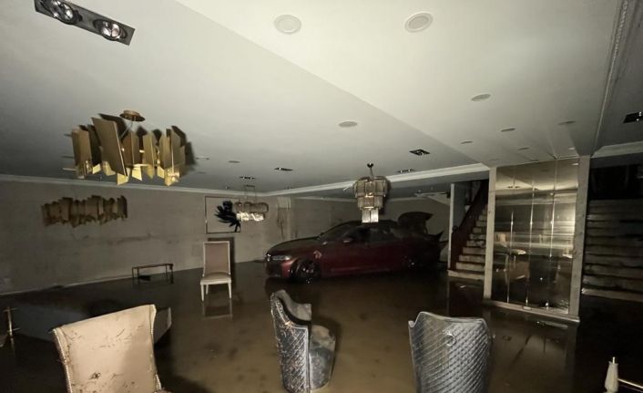 Başakşehir Mobilyacılar Sitesi’nde sağanak yağış sonrası selde sürüklenen araçlar dükkanlara girdi