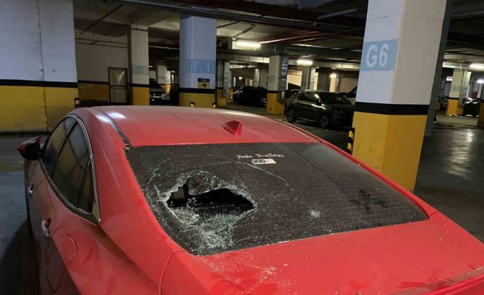 Bayrampaşa’da İSPARK otoparkında araçlara taşlı saldırı: 15 aracın camını taşla kırıp kaçtılar