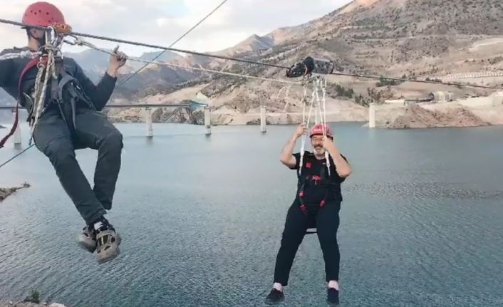Belediye Başkanı zipline ile deneme geçişi yaparken baraj gölü üzerinde kaldı