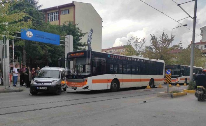 Belediye otobüsü ile hafif ticari araç çarpıştı