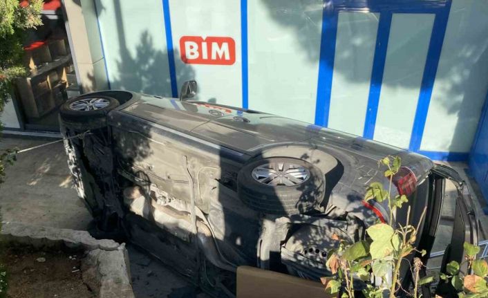 Beylikdüzü’nde aracının freni yerine gaza bastı iş merkezinin bahçesine uçtu: Kaza anı kamerada