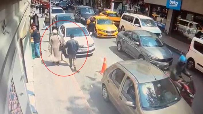 Beyoğlu’nda kadınları hedef alan yankesici kamerada: Kaşla göz arasında telefonlarını çaldı