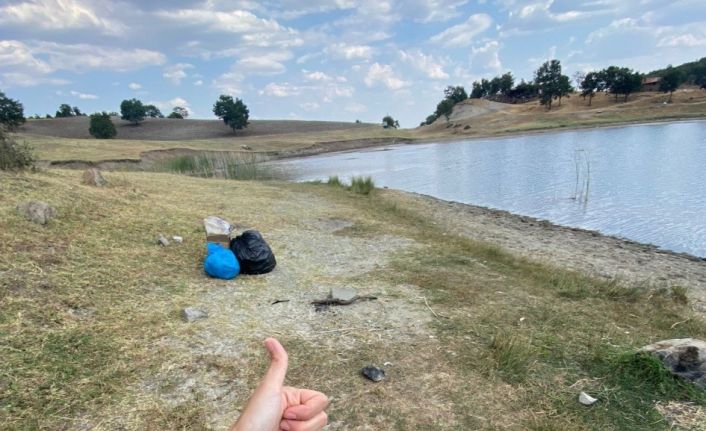 Bir saatte 3 çuval çöp topladılar