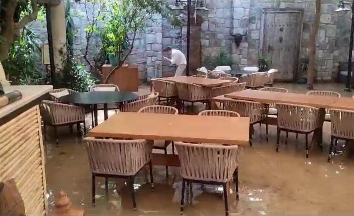 Bodrum’da restoran sular altında kaldı