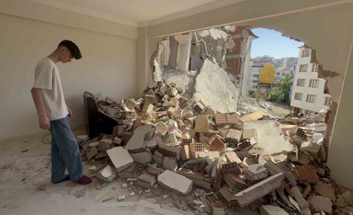 Böyle yıkım görülmedi: Hasarlı binayı yıkarken sağlam binaların duvarları yıkıldı