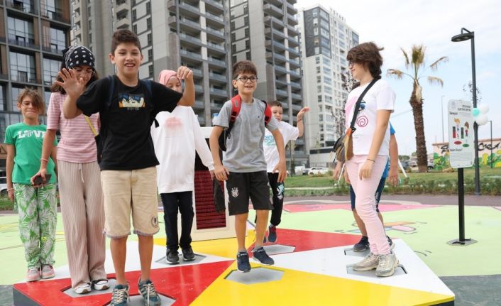 Bu parkta çocuklar, hem eğleniyor hem de elektrik üretiyor