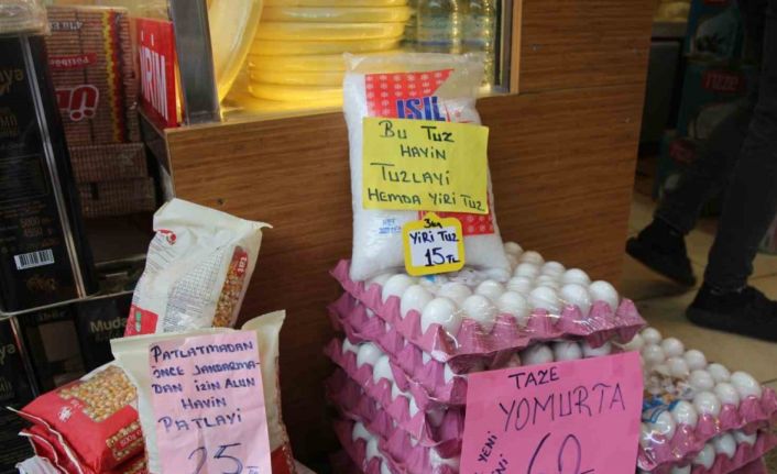 Bu şarküteri dükkanında satılan ürünlerin üzerindeki yazıları okuyanlar gülmekten kendini alamıyor