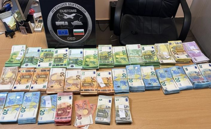 Bulgaristan-Türkiye sınırında iki yolcu otobüsünde 74 bin euro nakit ele geçirildi