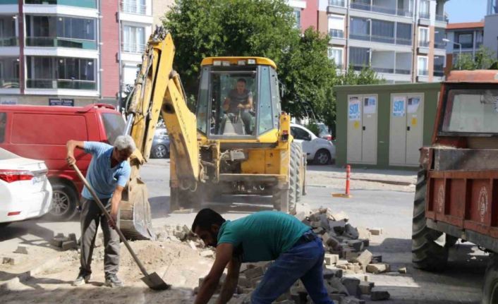 Burhaniye Belediyesi Fen İşleri Müdürlüğü ekipleri aralıksız çalışmaya devam ediyor