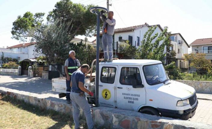 Burhaniye’de Kordonboyu Caddesi ışıl ışıl