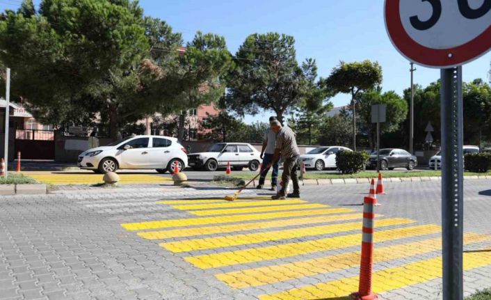 Burhaniye’de yaya geçitleri yenileniyor