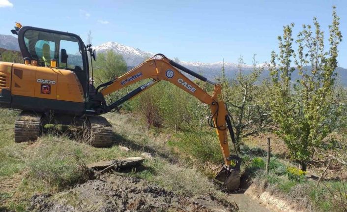 Büyükşehir sulama kanalı temizlik çalışmalarına devam ediyor